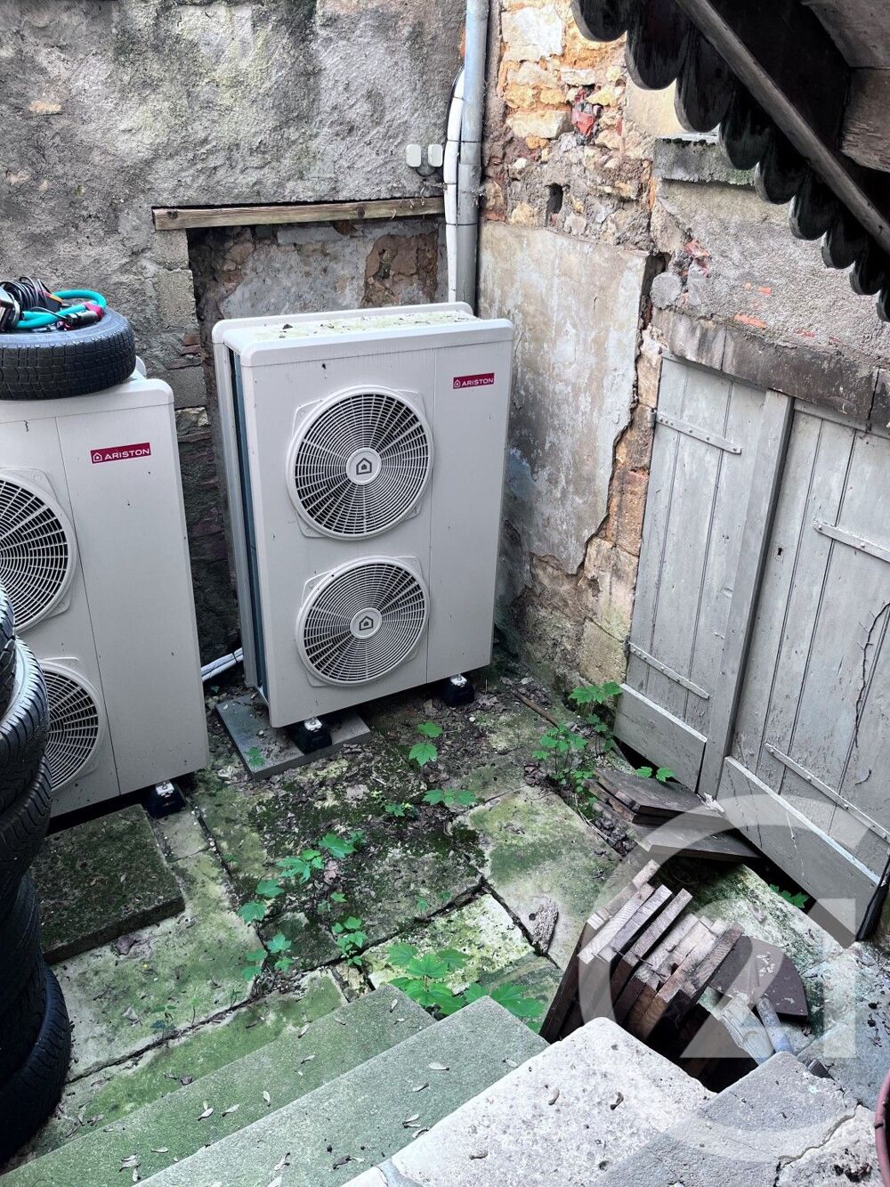 Entrains sur Nohain, Bâtiment en partie sur cave avec ....