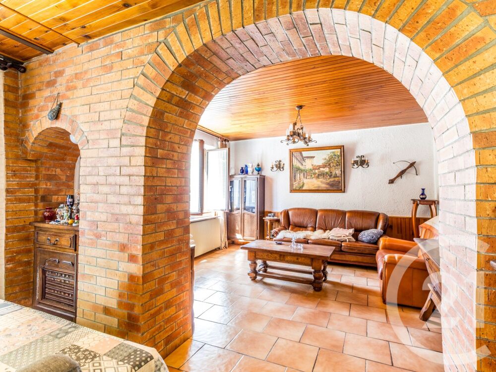 Idéalement située sur la commune de Frans, cette maison ....
