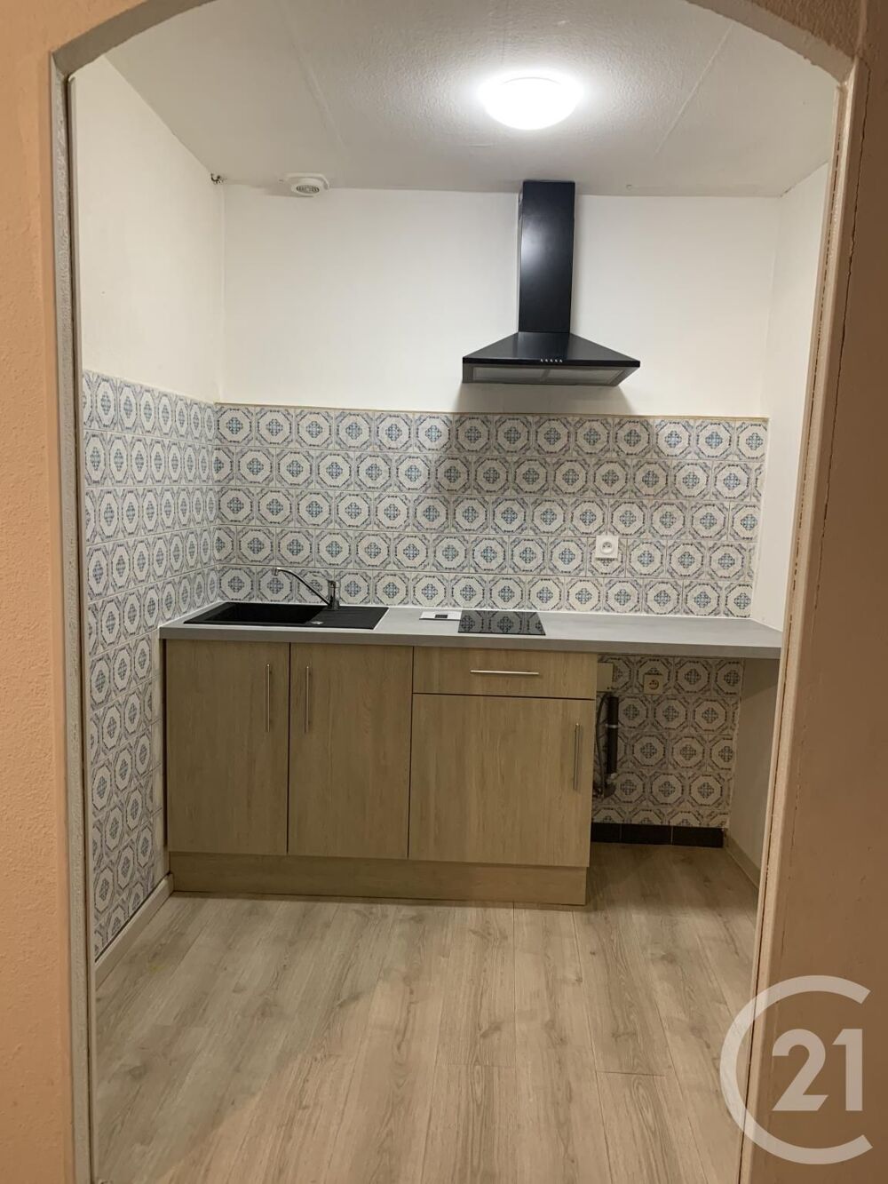 Disponible de suite, cet appartement duplex très propre ....