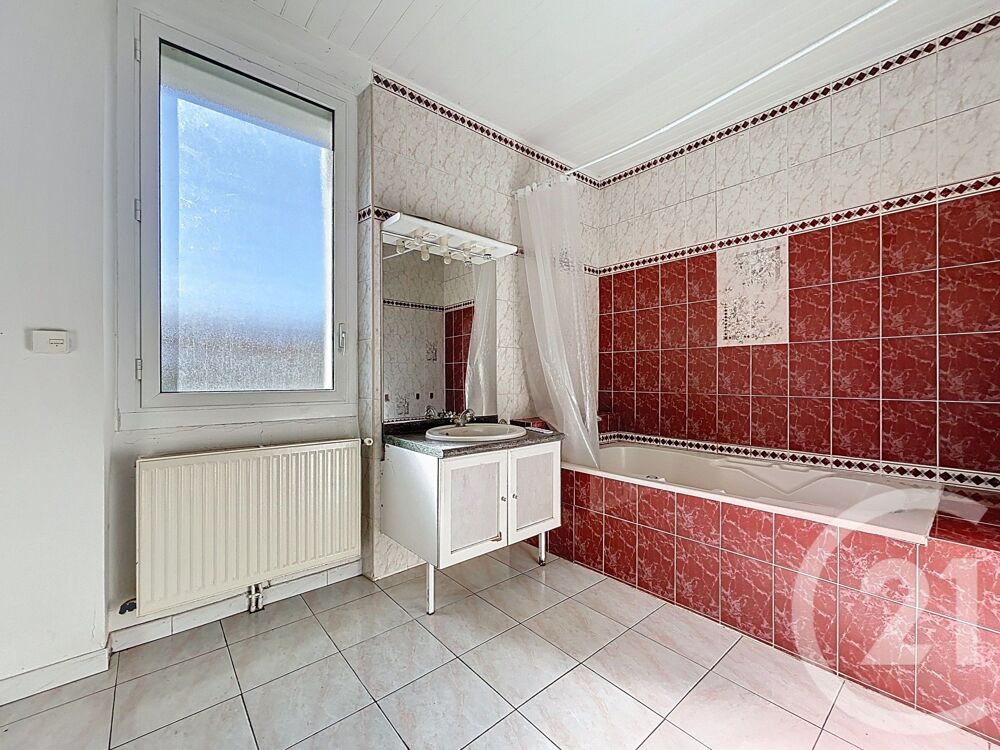 Maison de caractère des années 40/50, offrant environ 13....