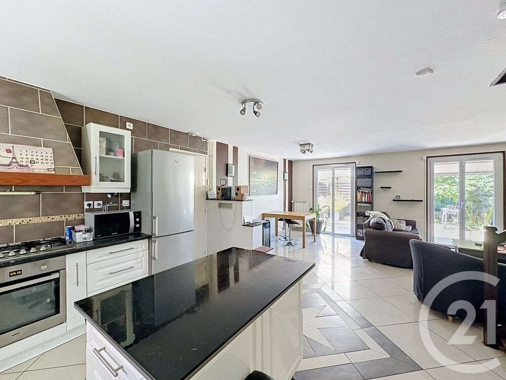 Située à SaintFons (69190), cette maison de 80m² avec ga....