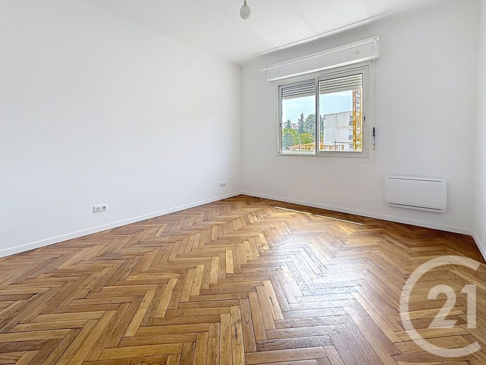 Idéalement situé à Cannes, cet appartement lumineux et c....