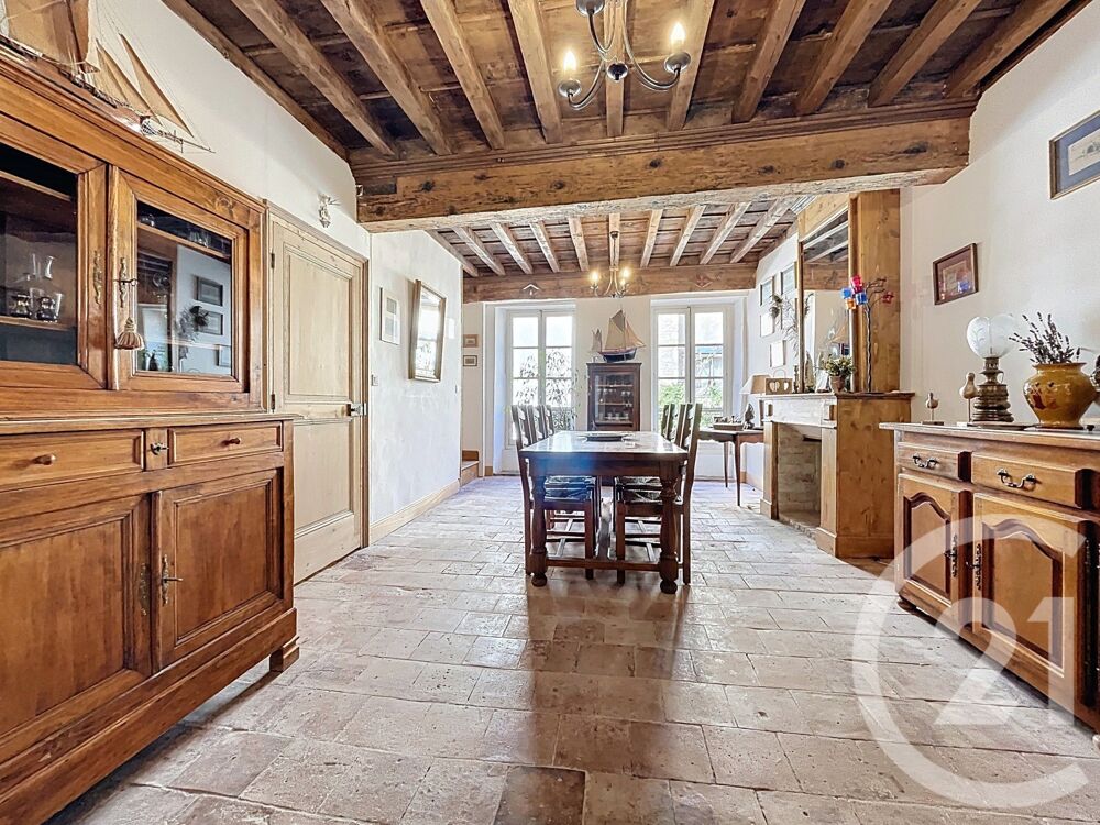 Beaucoup de charme pour cette maison de ville avec garag....