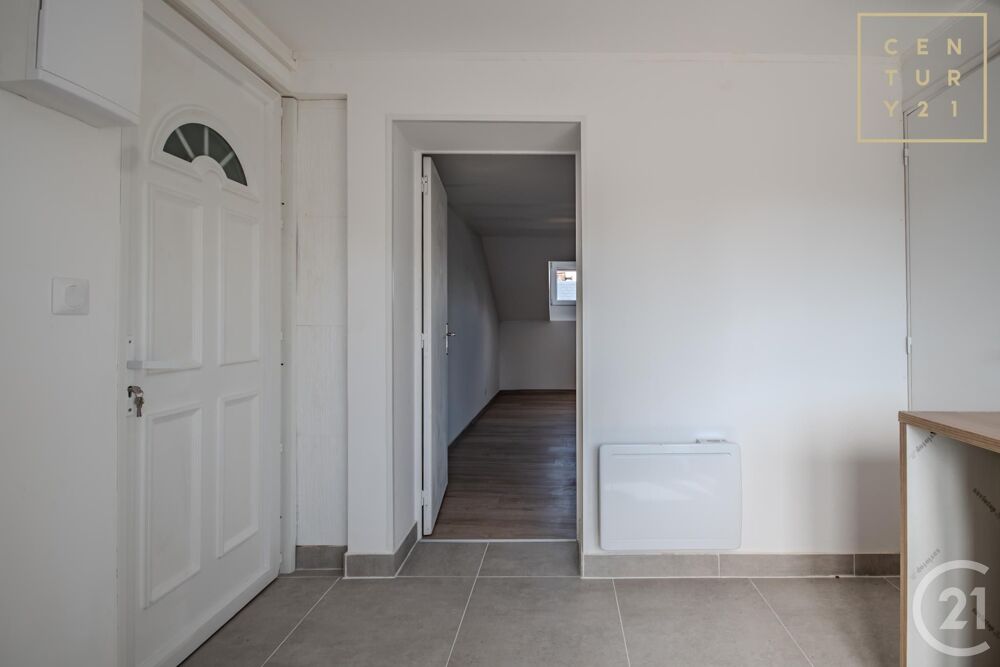 En bref : Studio meublé à louer à Hautmont, situé au....
