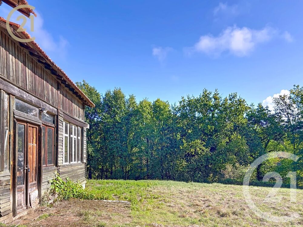 Dans un hameau au nord de Montpon, cette maison à fort p....