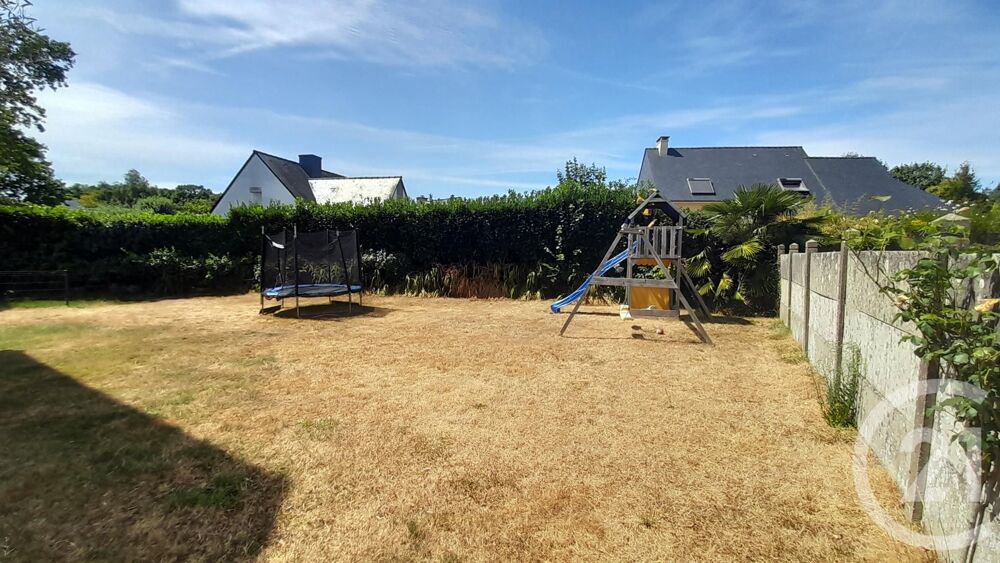 Nichée dans le calme de Plescop, cette maison de 177m² o....