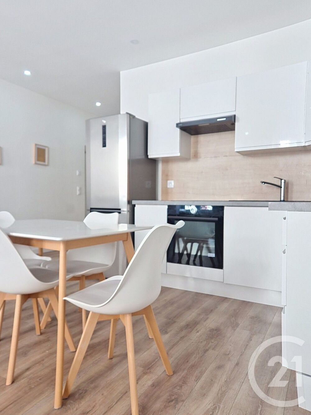 MOREZ: Très beau T2 au 1e étage, de 54m², meublé. Compos....