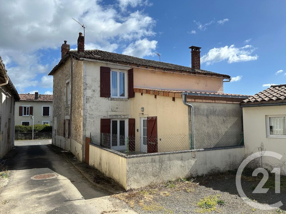 Située dans le centre bourg de Sauzé-Vaussais, cette pr....