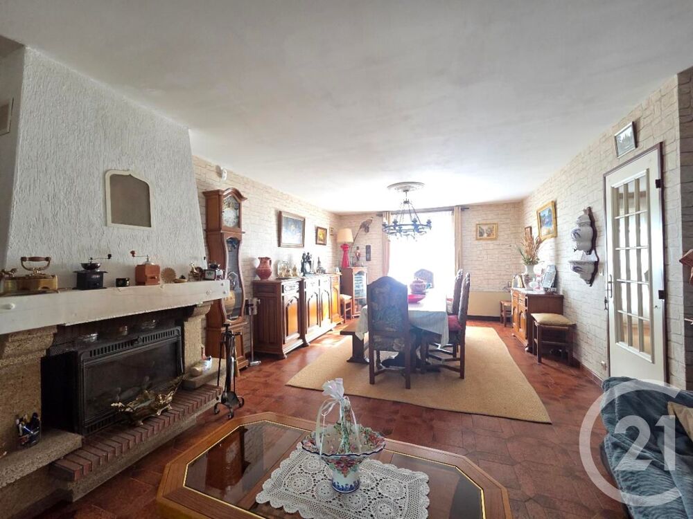 Située à Chaintreaux, cette maison de 200m² habitables v....