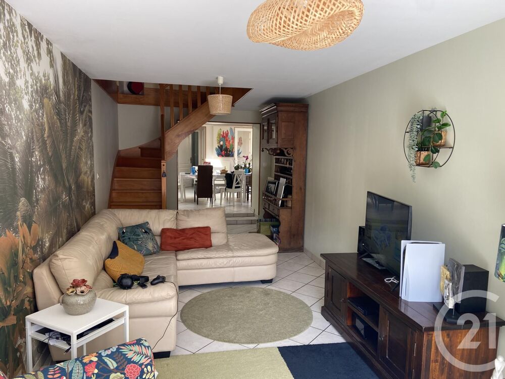 Venez découvrir cette maison ancienne entièrement rénové....