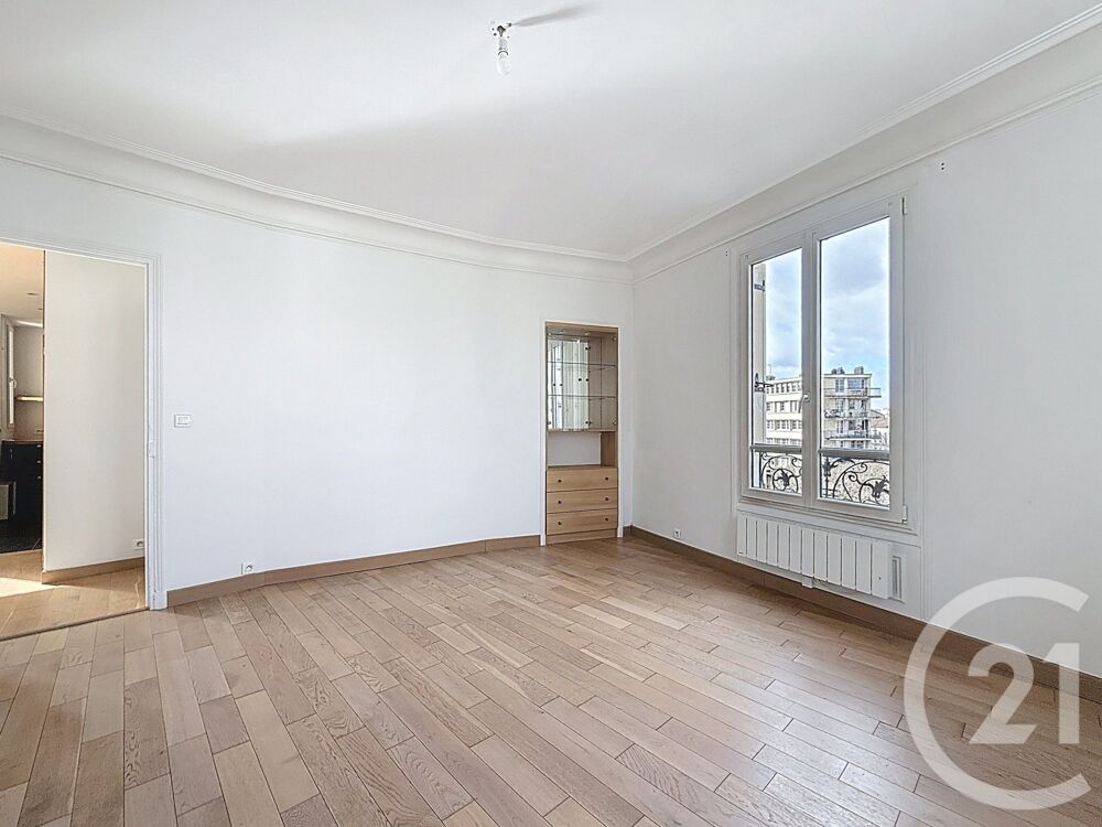 La Garenne-Colombes, au pied de la rue commerçante Volta....