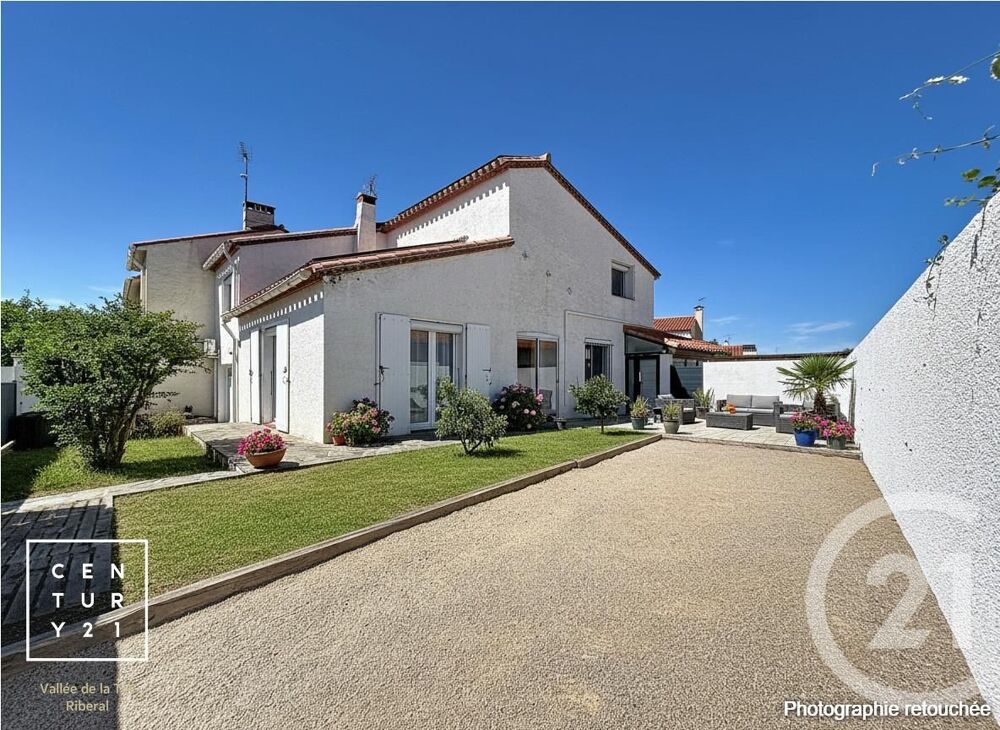 MAISON 3 FACES PISCINE DANS UNE IMPASSE Nichée dans ....