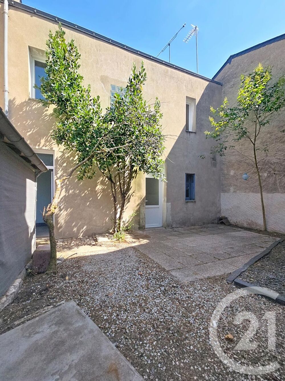 Située rue Desaix, face au jardin René Boylesve et à que....