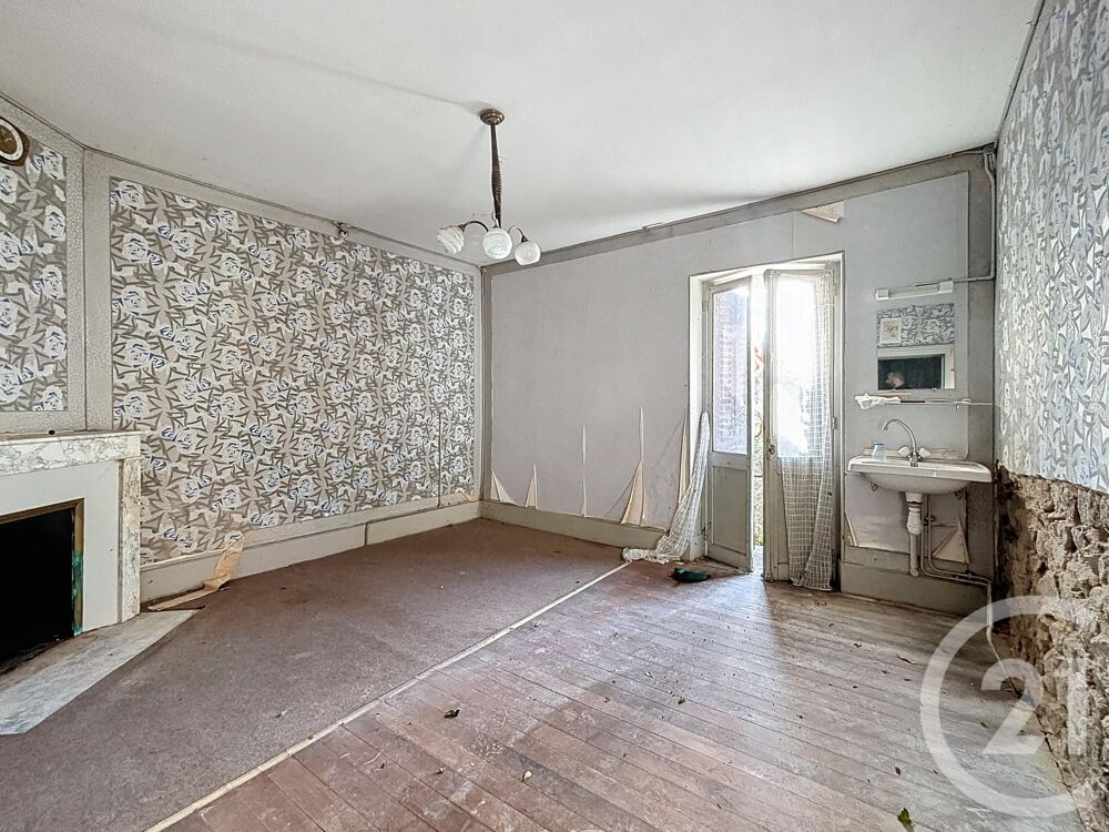 Dans village avec commerce, ensemble immobilier composé ....