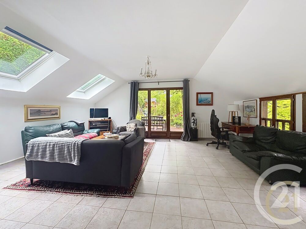 Nichée dans un écrin de verdure, cette maison pleine de ....