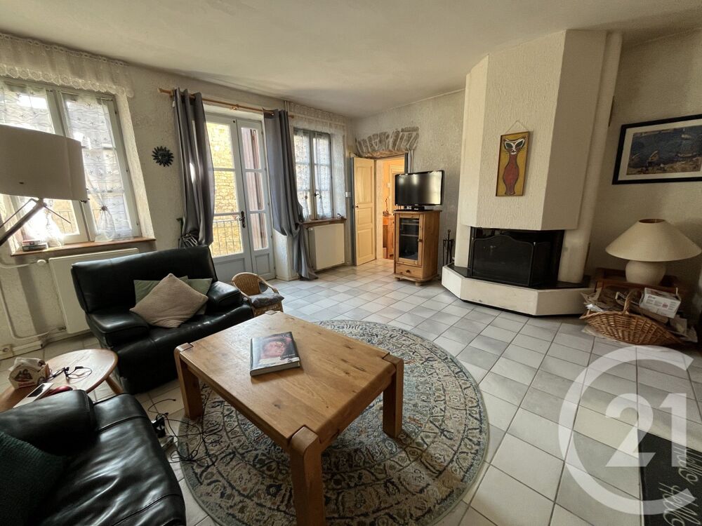 Venez découvrir cette maison de village en pierre située....