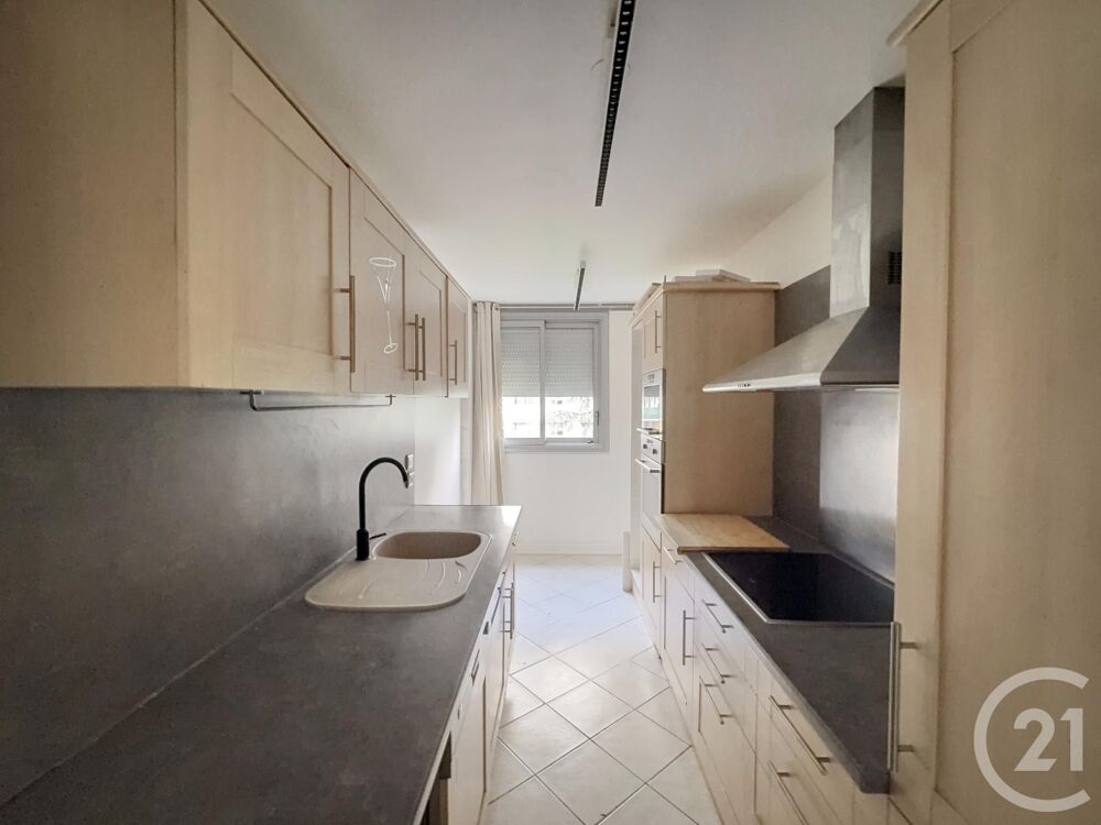 Situé au Blanc Mesnil, cet appartement de deux pièces es....