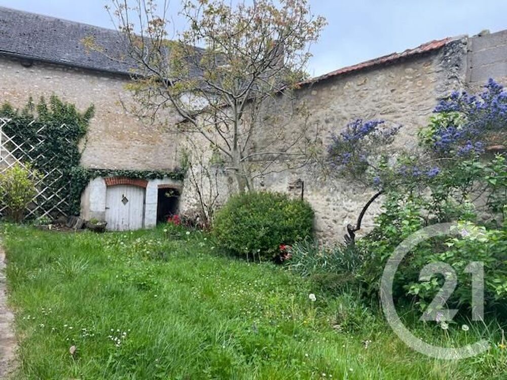 A 78 KMS DE PARIS Dans un village calme de la Vallée....