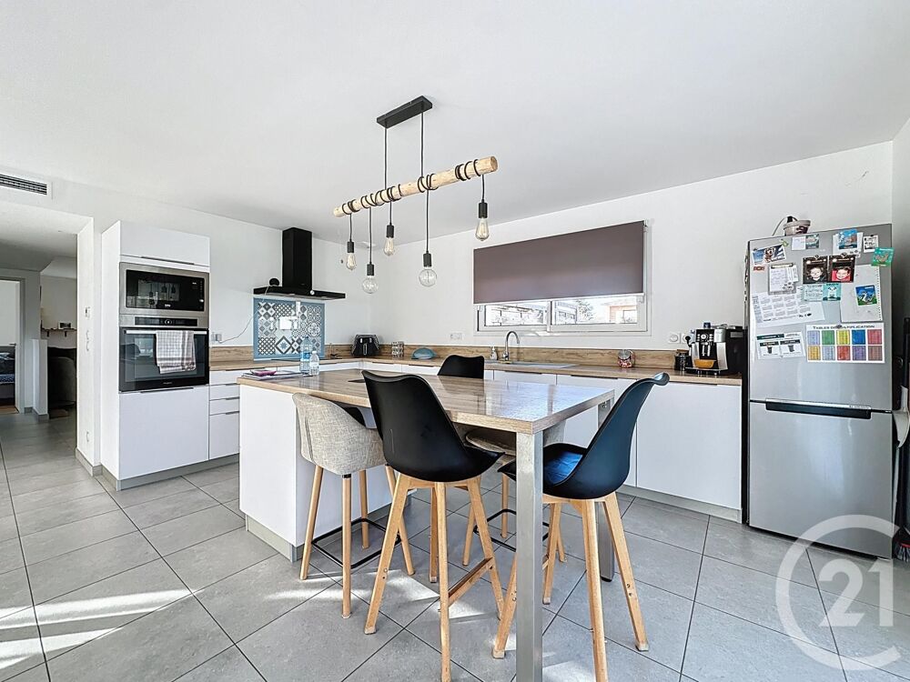 À La Tour-du-Crieu, cette maison de 5 pièces, construite....