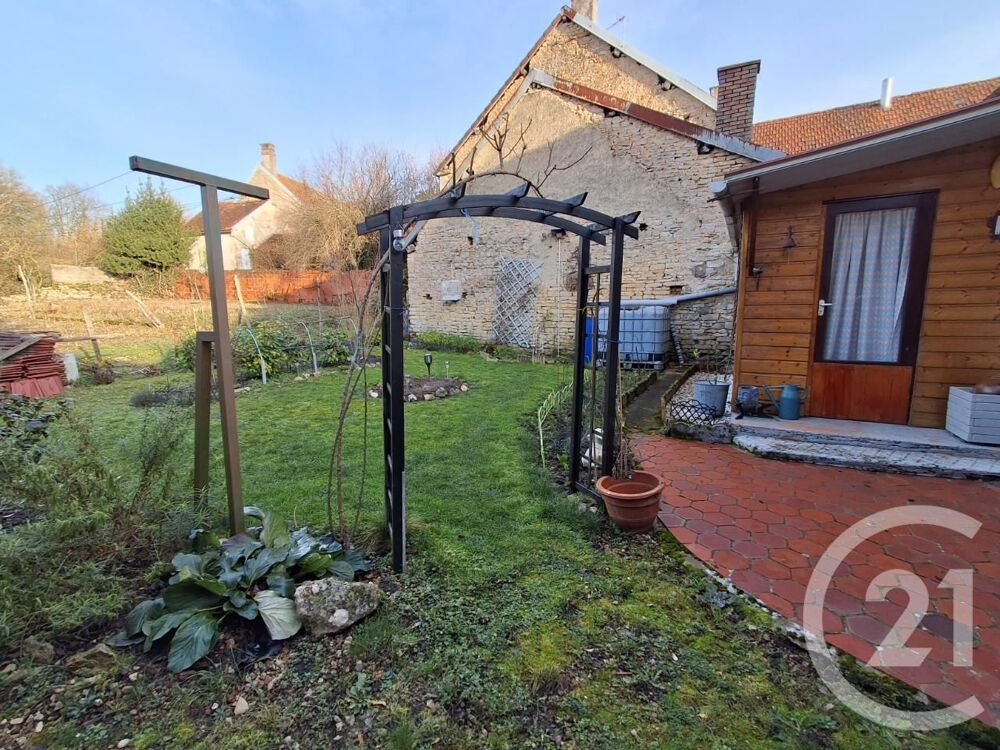 Nichée au c½ur du village de Saintpuits, cette maison de....