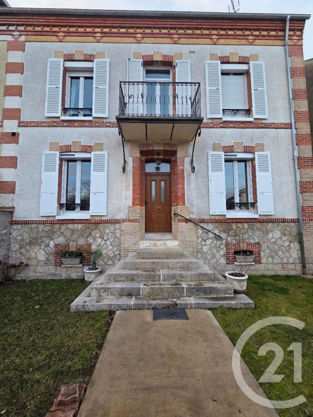 Nichée au c½ur de SaintPierrelesNemours, cette maison bo....
