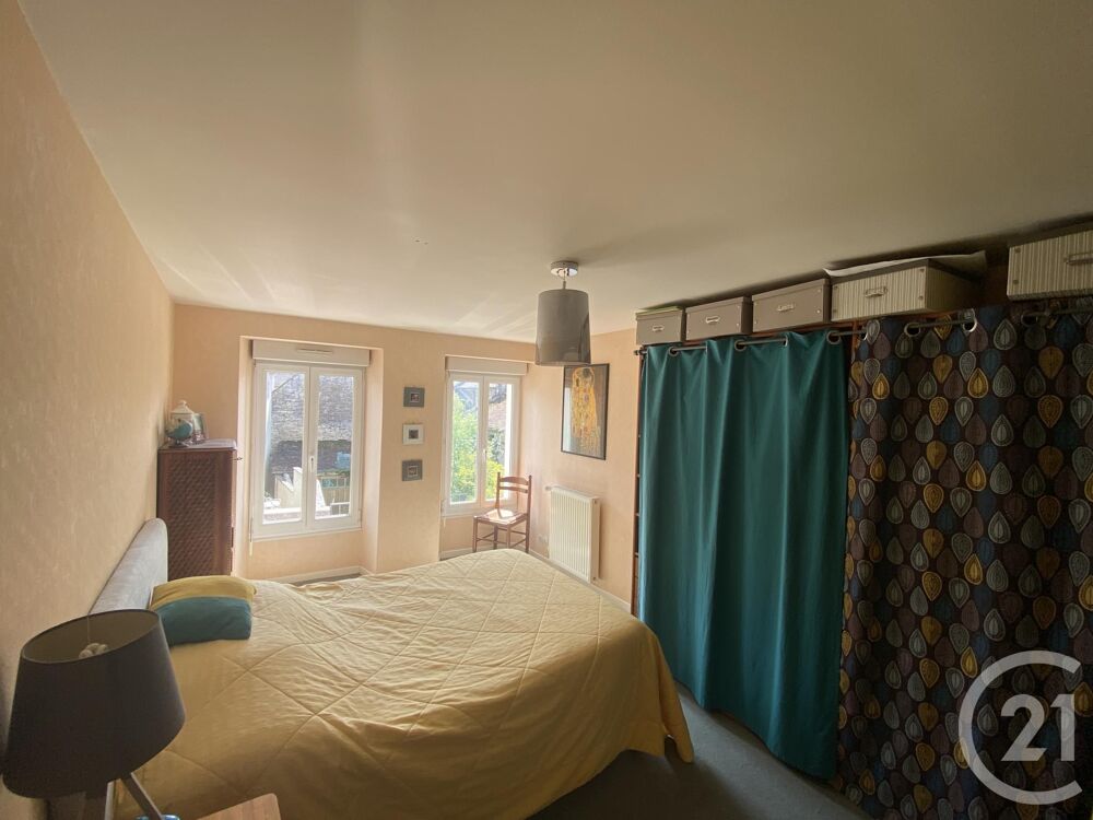 Venez découvrir cette maison ancienne entièrement rénové....