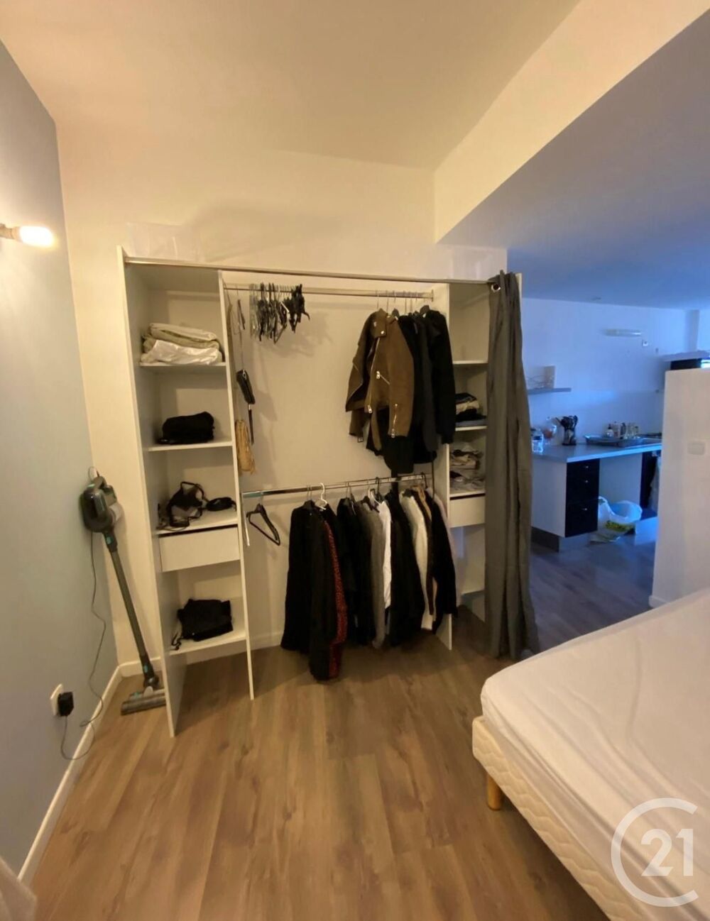 Bienvenue dans ce superbe studio situé au 2ème étage d'u....