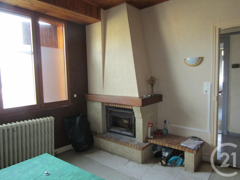 A CHEF-BOUTONNE, une maison comprenant une entrée, un sé....