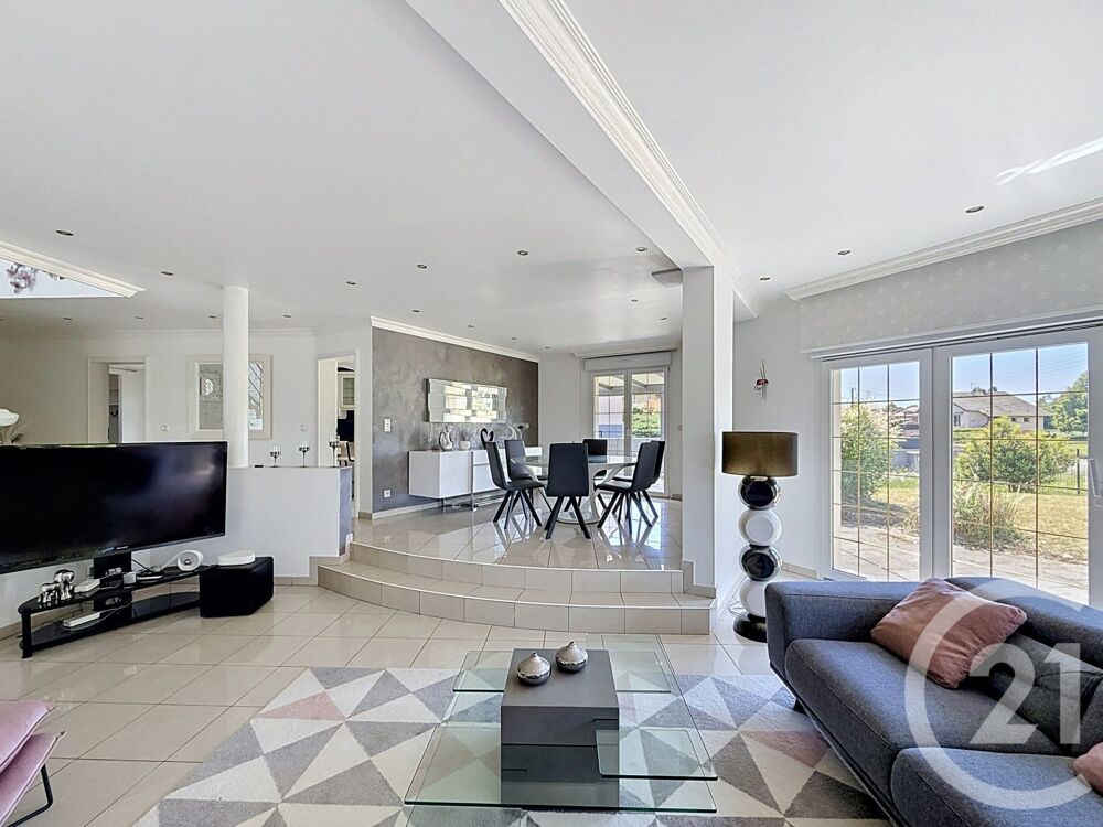 Nichée au c½ur de Trévenans, cette maison contemporaine ....