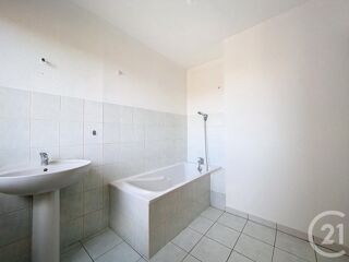  Appartement à louer 5 pièces 100 m²
