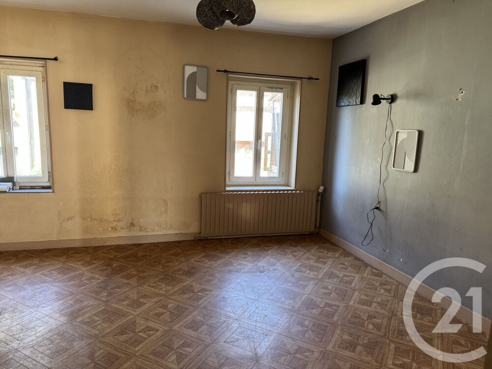 Nichée au c½ur de Myennes, cette maison de 84m² offre un....