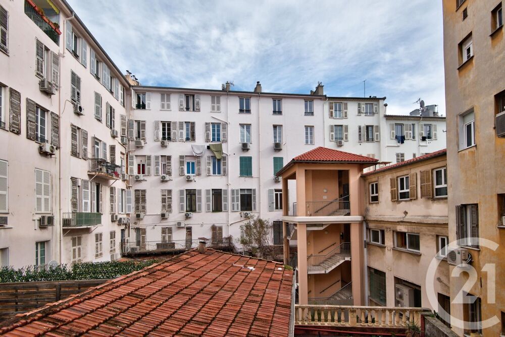 Situé au 3 étage d'un immeuble bien entretenu en plein c....