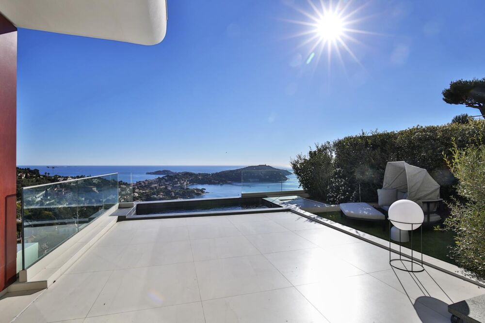 Villa neuve de style contemporain ancrée à flanc de fala....