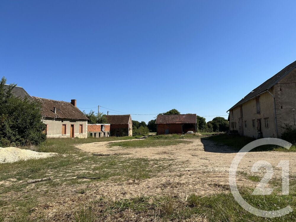 Ferme avec ses dépendances à l'écart, à rénover sur envi....