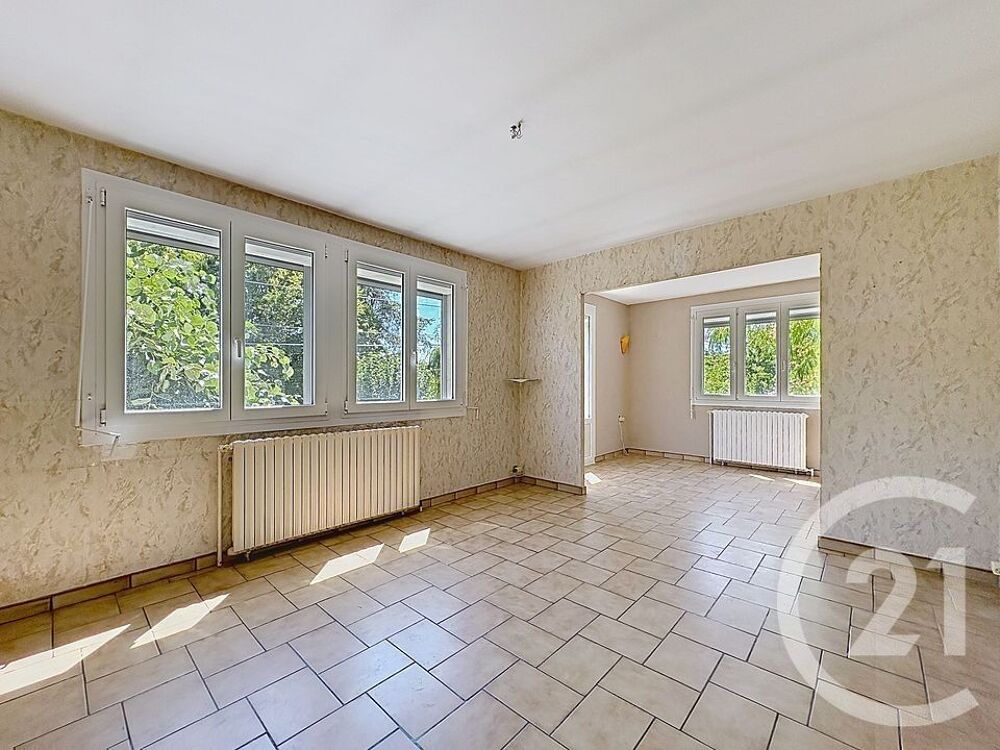 Située dans un secteur calme de Lougres, cette maison in....