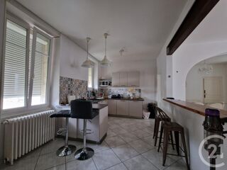  Maison à louer 6 pièces 209 m²
