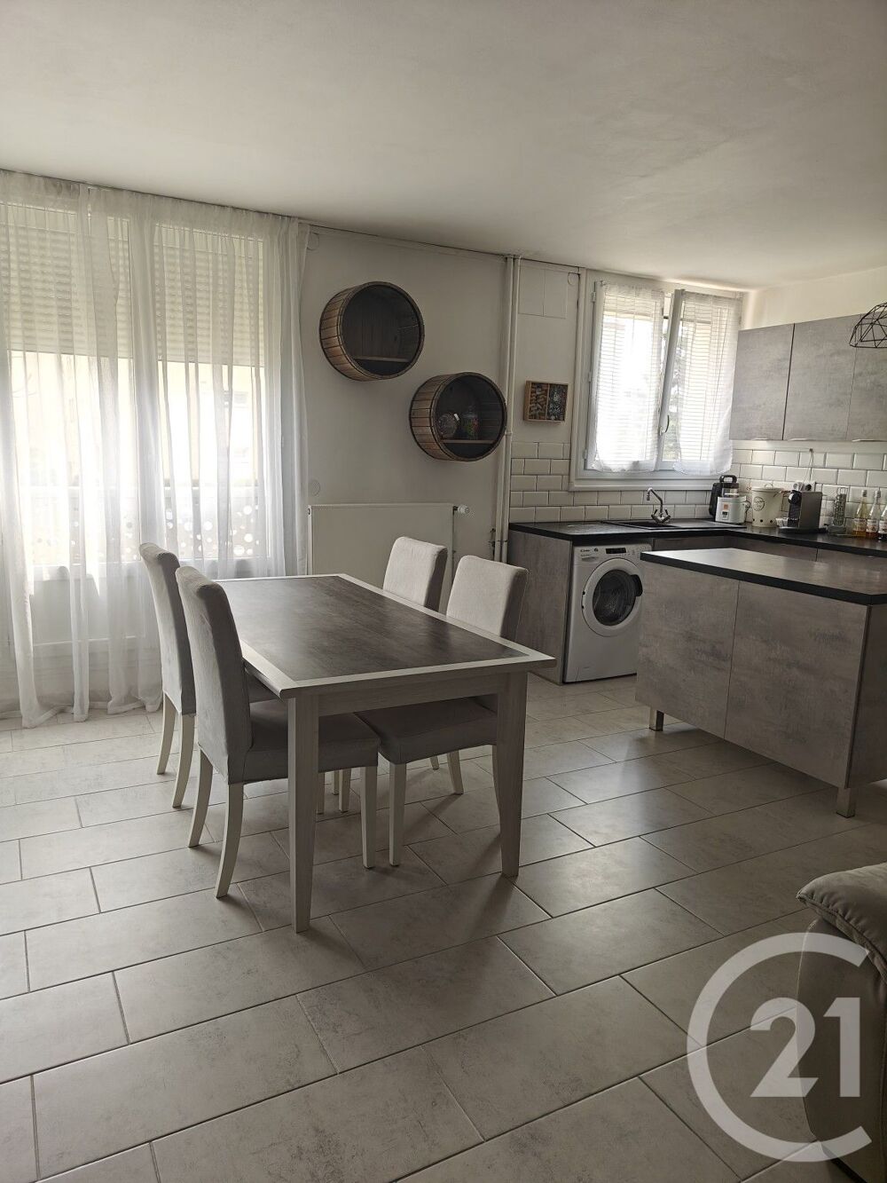 Découvrez cet appartement rénové de 4 pièces, situé au r....