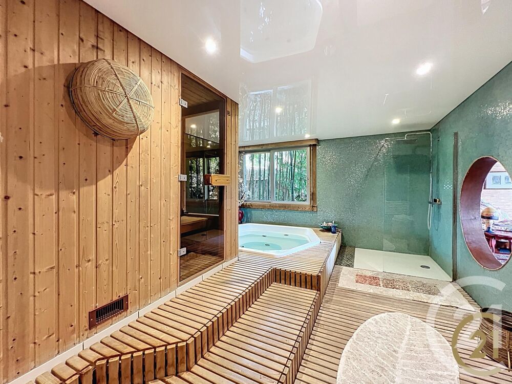VUE PANORAMIQUE - À 420000€, cette maison de 215m² v....