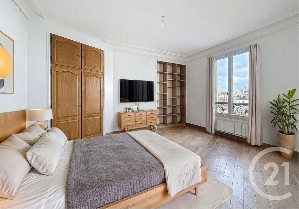 La Garenne-Colombes, au pied de la rue commerçante Volta....