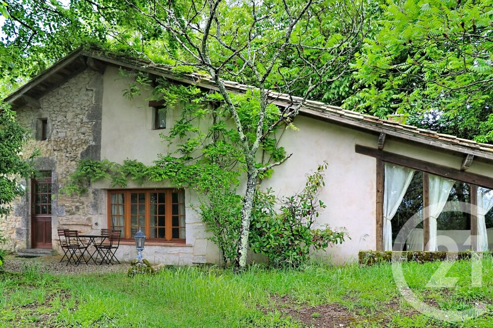 ENSEMBLE IMMOBILIER 3 HABITATIONS. Dans un village a....