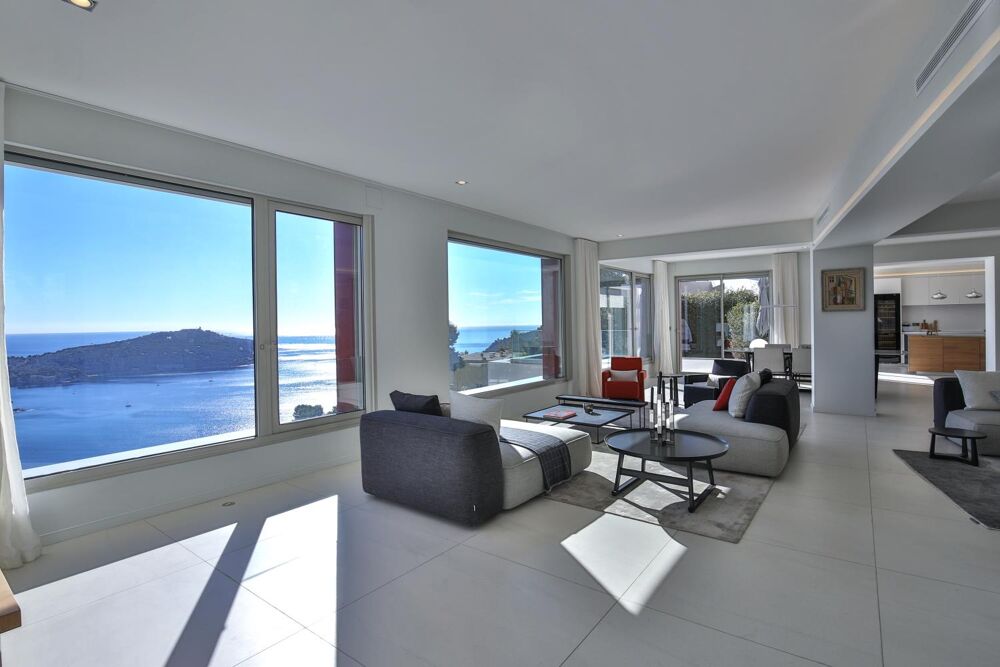 Villa neuve de style contemporain ancrée à flanc de fala....
