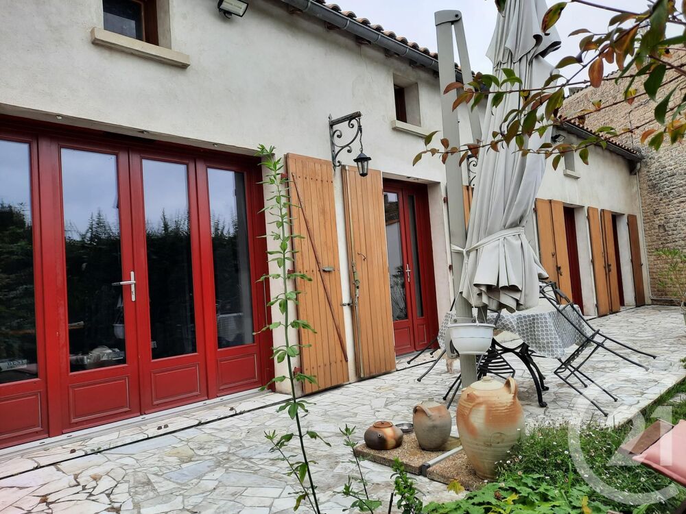 A CHEF-BOUTONNE, proche de la place et de toutes les com....
