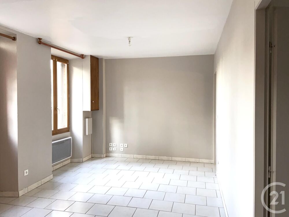 A CHATEAU LANDON : Au calme un beau F2 en rez-de-ch....
