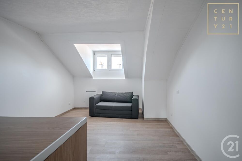 En bref : Studio meublé à louer à Hautmont, situé au....