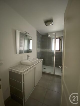  Appartement à louer 3 pièces 125 m²