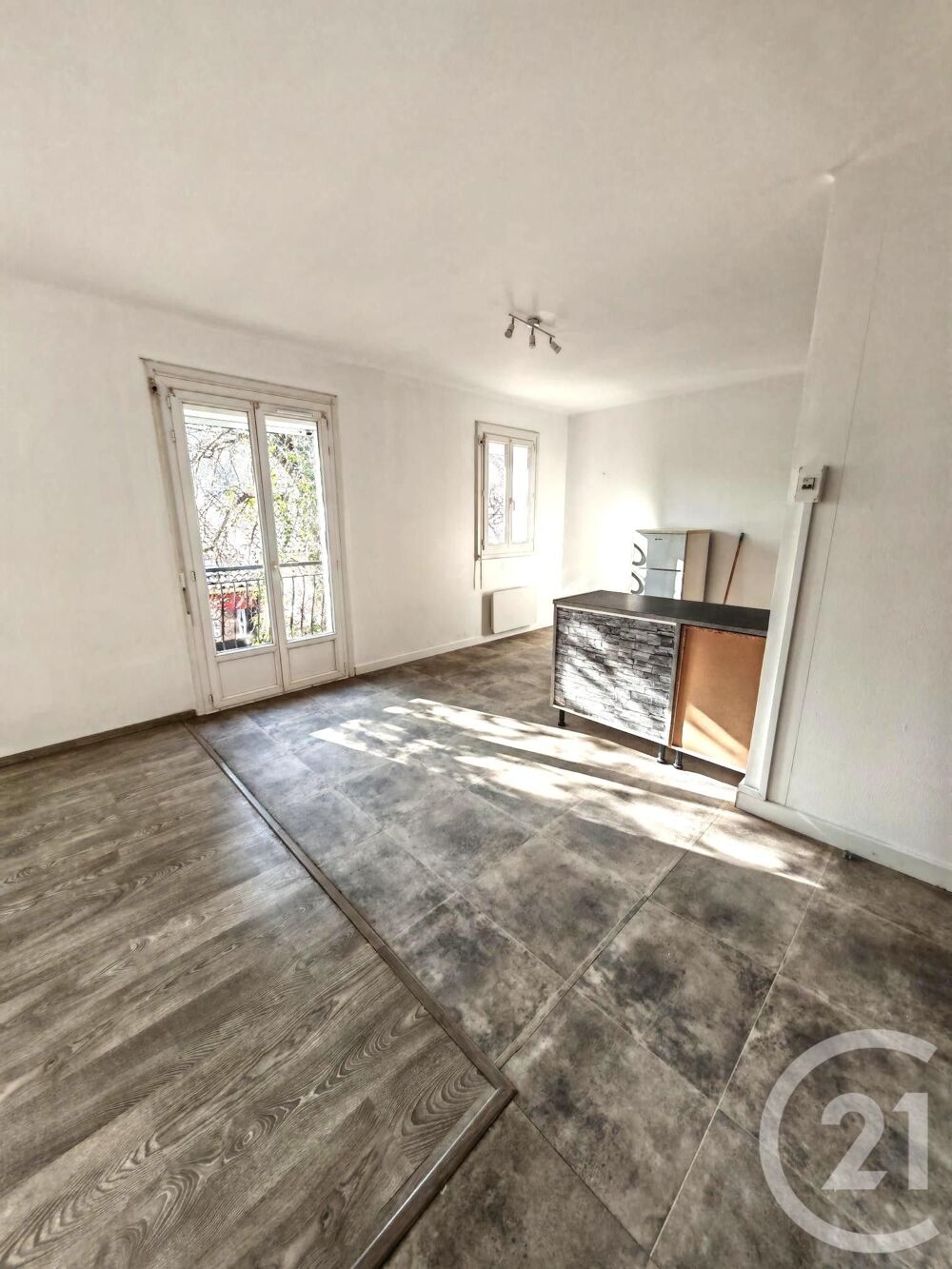 Découvrez cet appartement de 2 pièces situé au premier é....