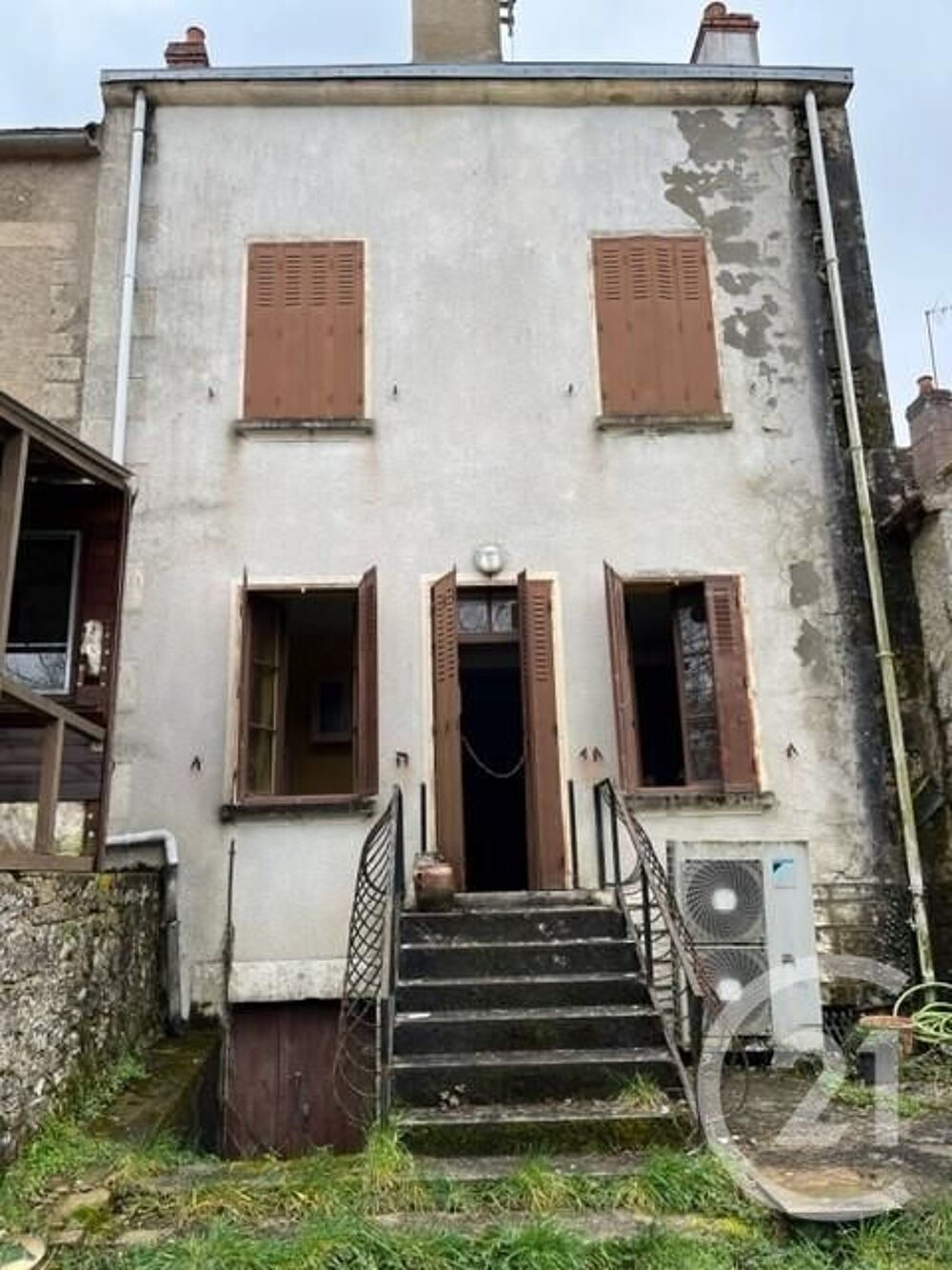 Entre Varzy et Prémery, dans bourg avec épicerie et écol....