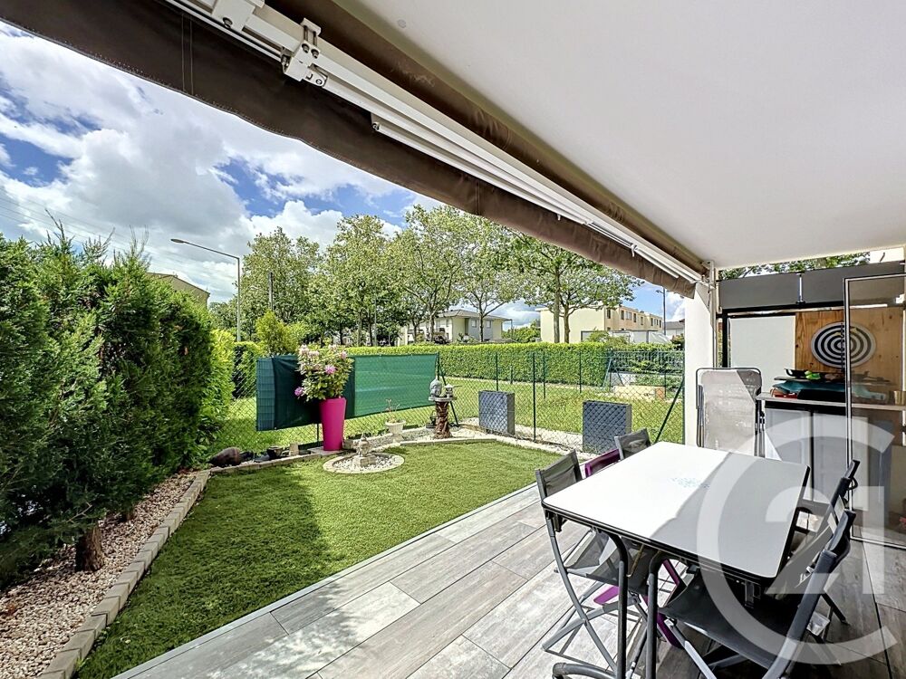Découvrez ce superbe T3 récent en rez-de-jardin, idéalem....