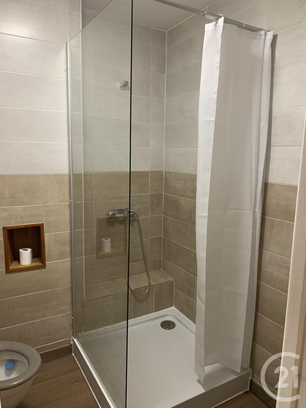 Disponible de suite, cet appartement duplex très propre ....