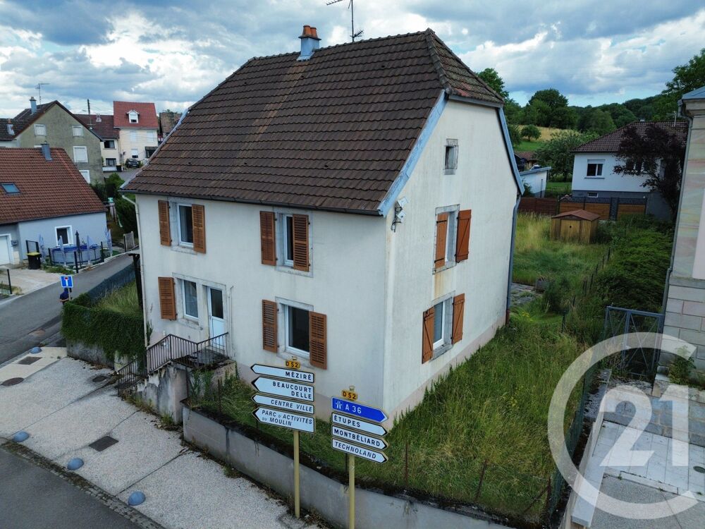 À l'entrée de la commune, découvrez cette ancienne maiso....